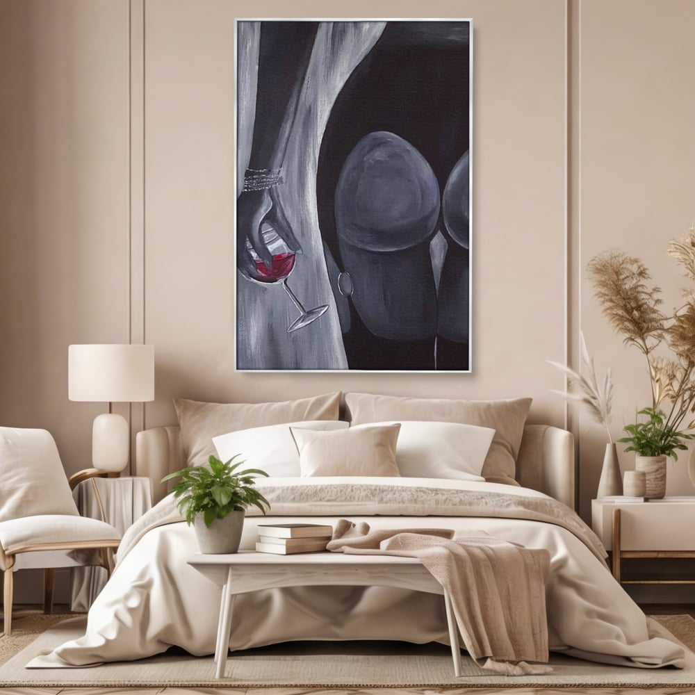 Tablou canvas cu pictura minimalista cu femeie si pahar de vin, in rama de aluminiu argintiu, pe perete intr-un dormitor